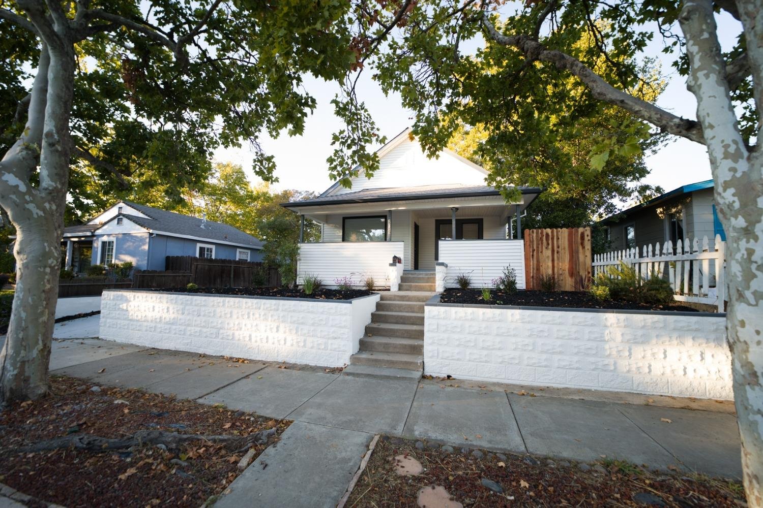 White House Black Trim - A Classic and Timeless Home Exterior Design